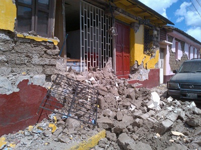 [사진2] 지진으로 무너진 집.jpg